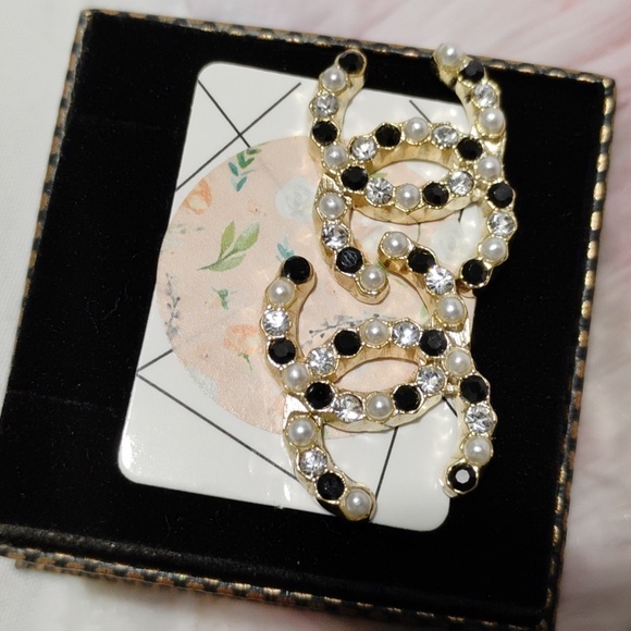 SALE! Auth CHANEL CC Black/White Crystals & Pearls Stud Earrings Gold Hardware - Picture 2 of 13